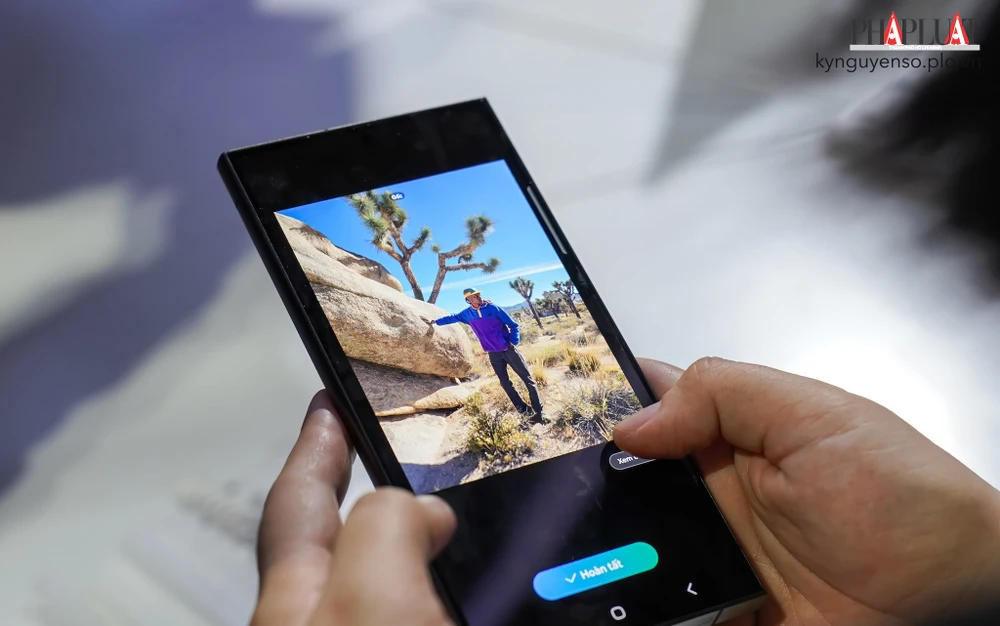 Samsung Galaxy S24 Ultra là mẫu điện thoại Android có camera và hiệu suất tốt nhất hiện nay. Ảnh: TIỂU MINH Samsung Galaxy S24 Ultra là mẫu điện thoại Android có camera và hiệu suất tốt nhất hiện nay. Ảnh: TIỂU MINH