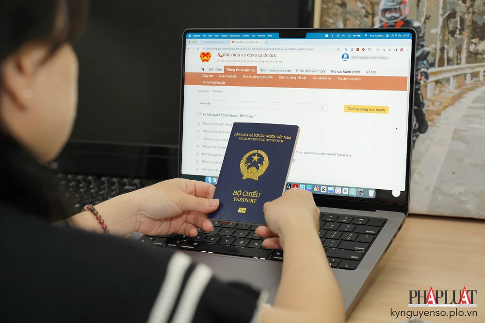Thực hiện các thủ tục hành chính online thông qua cổng dịch vụ công quốc gia. Ảnh: MINH HOÀNG