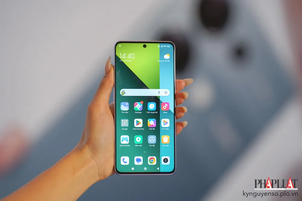 Redmi Note 13 Pro có màn hình lớn, hiển thị hình ảnh rõ nét. Ảnh: TIỂU MINH