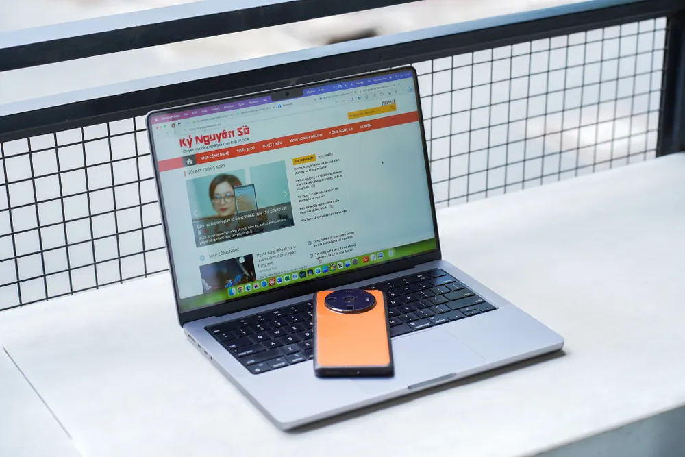 Xiaomi 12S Ultra nổi bật với cụm camera to ở mặt sau. Ảnh: TIỂU MINH