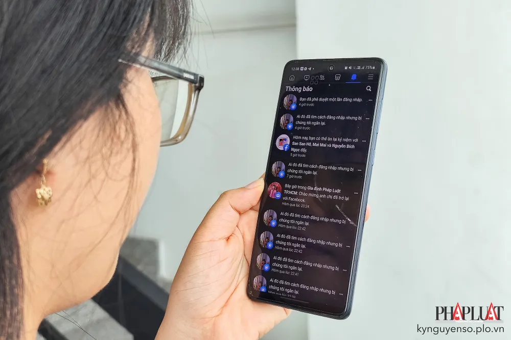 Phê duyệt đăng nhập Facebook bằng một thiết bị khác. Ảnh: TIỂU MINH