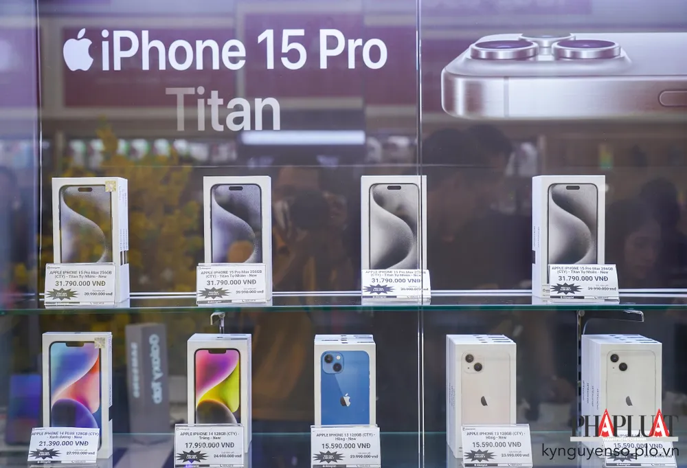 Giá iPhone 15 và Samsung Galaxy S24 tại các hệ thống bán lẻ dao động trong khoảng 19,79 triệu đồng đến 22,9 triệu đồng. Ảnh: TIỂU MINH