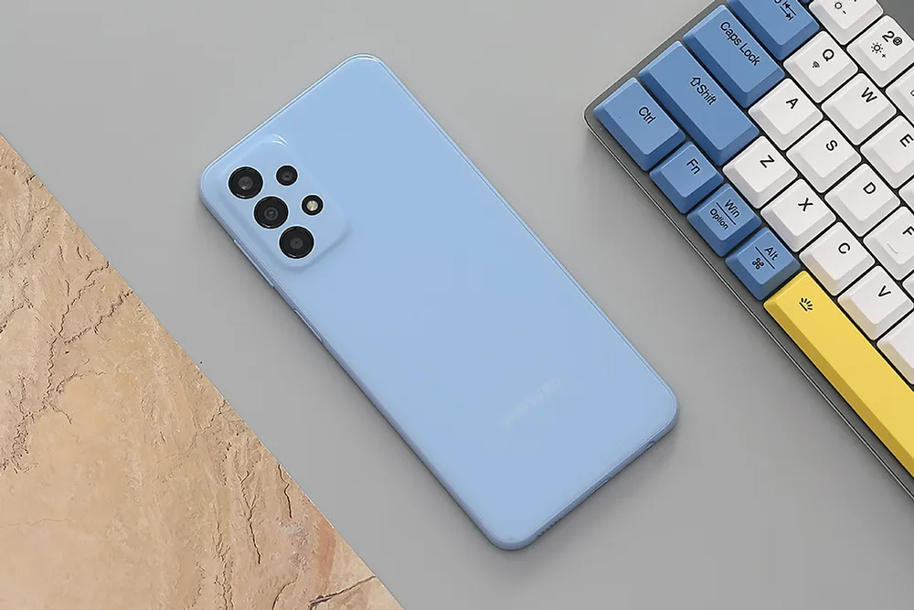 Samsung Galaxy A23 5G là mẫu điện thoại đáng mua trong phân khúc giá rẻ. Ảnh minh họa