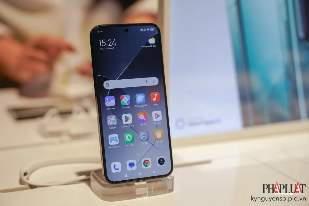 Xiaomi 14 có màn hình phẳng, khung viền gần như iPhone 15. Ảnh: TIỂU MINH