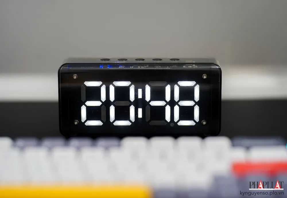 SoundMax AT-100 có vẻ ngoài trong suốt, đẹp mắt. Ảnh: TIỂU MINH