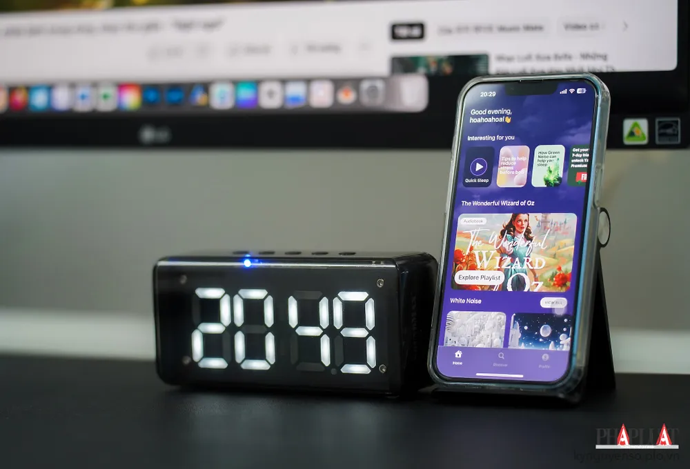 Loa SoundMax AT-100 kiêm đồng hồ, vật trang trí trên bàn. Ảnh: TIỂU MINH