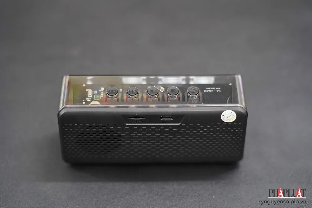 Các nút chức năng được bố trí ở mặt trên. Ảnh: TIỂU MINH