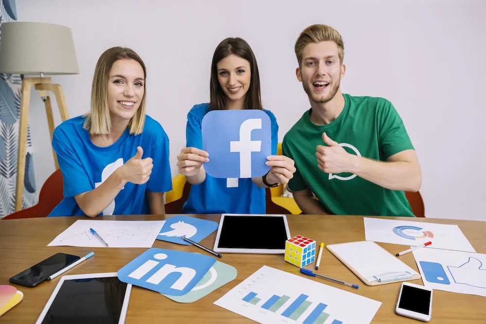 Tận dụng Facebook để kết nối với đồng nghiệp, bạn bè và khách hàng.