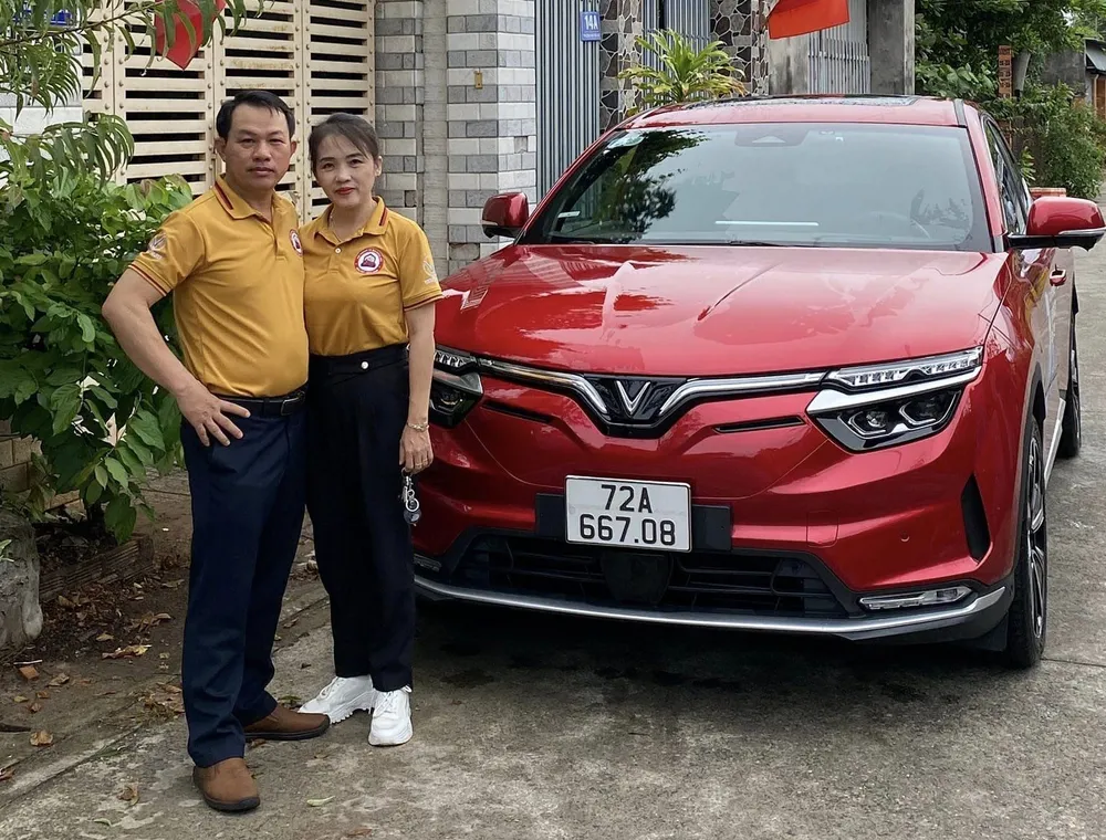 Anh Hoàng Võ Bính vẫn nhớ cảm giác lần đầu “bén duyên” với chiếc VinFast VF 8. Ảnh: NVCC