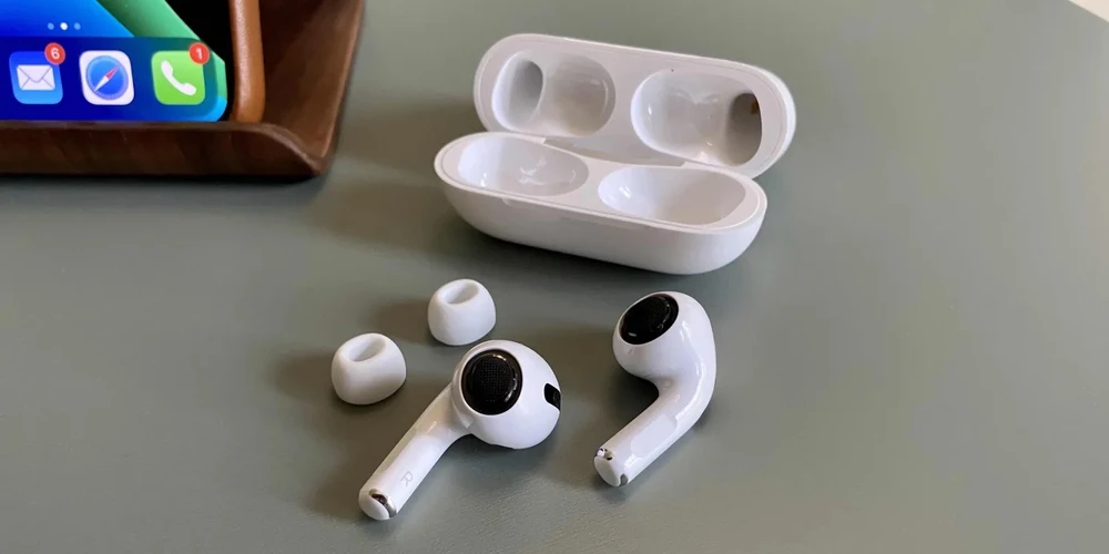 Tin công nghệ 29-3: Cách vệ sinh tai nghe Apple AirPods đúng cách.