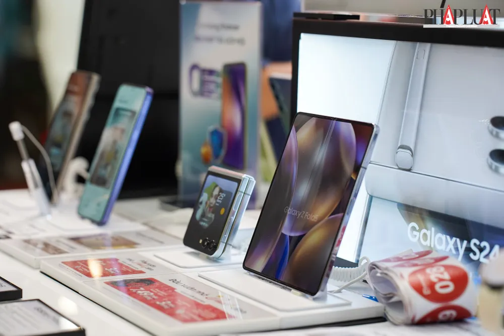 Các nhà nghiên cứu dự báo thị trường điện thoại thông minh toàn cầu sẽ phục hồi trong năm 2024. Ảnh: TIỂU MINH