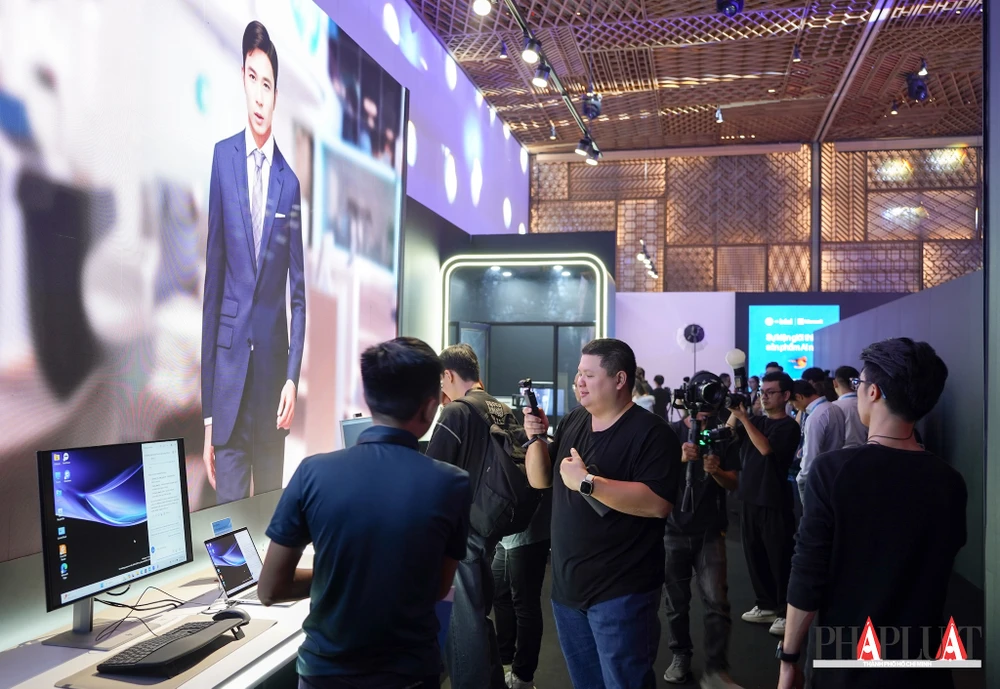 Các sản phẩm AI thu hút nhiều khách tham quan. Ảnh: TIỂU MINH