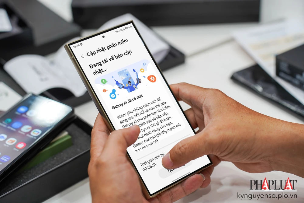 Người dùng điện thoại Samsung cũ có thể trải nghiệm các tính năng AI thông qua bản cập nhật One UI 6.1. Ảnh: TIỂU MINH Người dùng điện thoại Samsung cũ có thể trải nghiệm các tính năng AI thông qua bản cập nhật One UI 6.1. Ảnh: TIỂU MINH