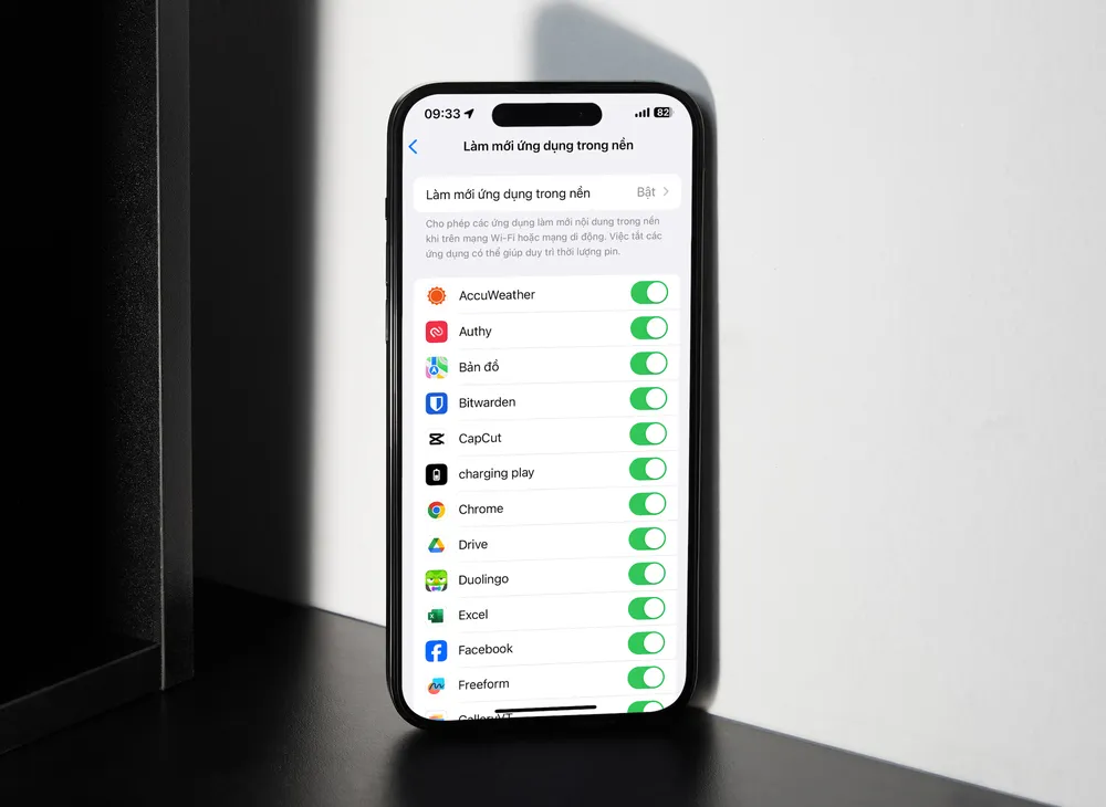 Nhiều mẹo nhỏ để tăng thời lượng pin cho iPhone. Ảnh: MINH HOÀNG/Canva