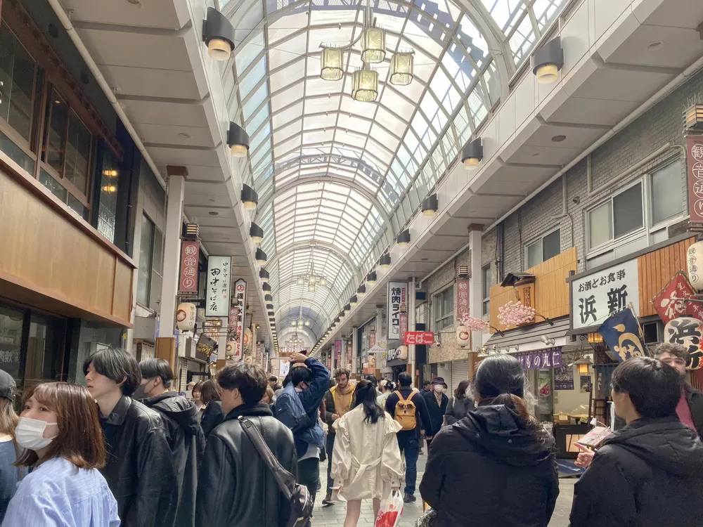 Đường phố Tokyo nhộn nhịp trong tháng 4-2024. Ảnh: TIỂU MINH