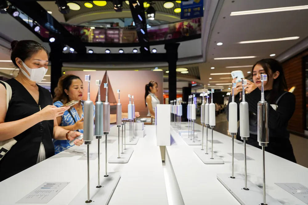 Nhiều người đã bắt đầu quan tâm đến việc sử dụng bàn chải điện. Ảnh: TIỂU MINH