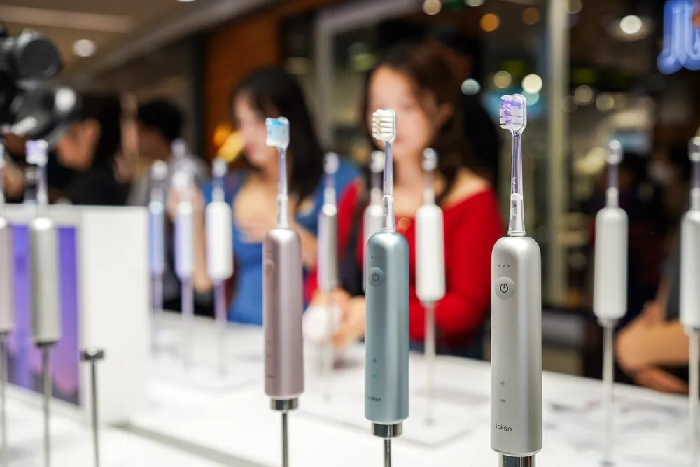 Tin công nghệ 6-5: Bàn chải điện có khả năng làm sạch tốt hơn bàn chải thông thường. Ảnh: TIỂU MINH