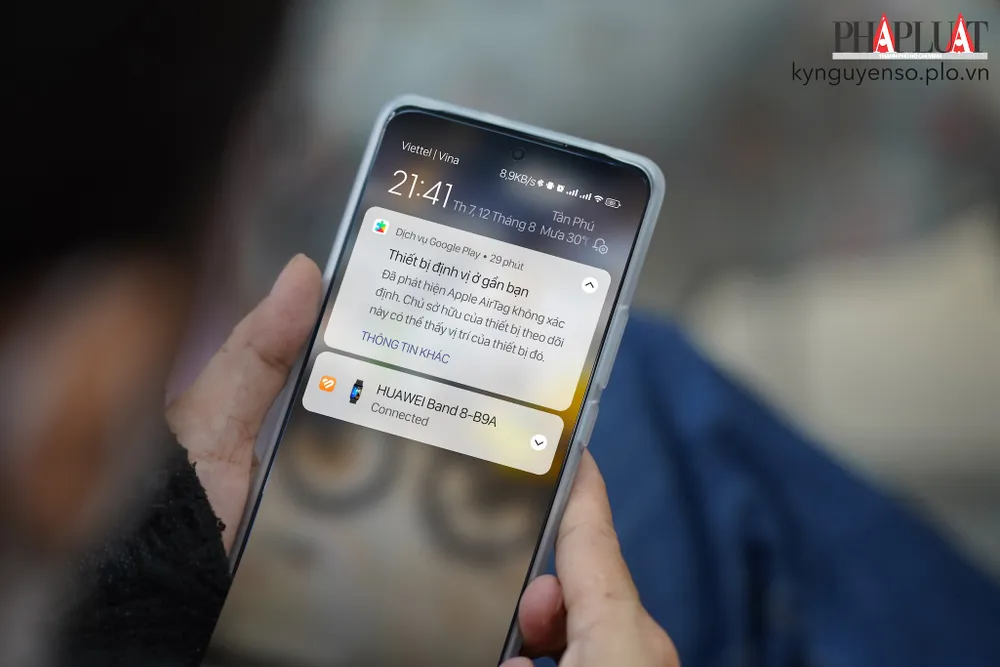 Người dùng điện thoại Android cũng sẽ nhận được thông báo nếu phát hiện thiết bị định vị ở gần. Ảnh: MINH HOÀNG Người dùng điện thoại Android cũng sẽ nhận được thông báo nếu phát hiện thiết bị định vị ở gần. Ảnh: MINH HOÀNG