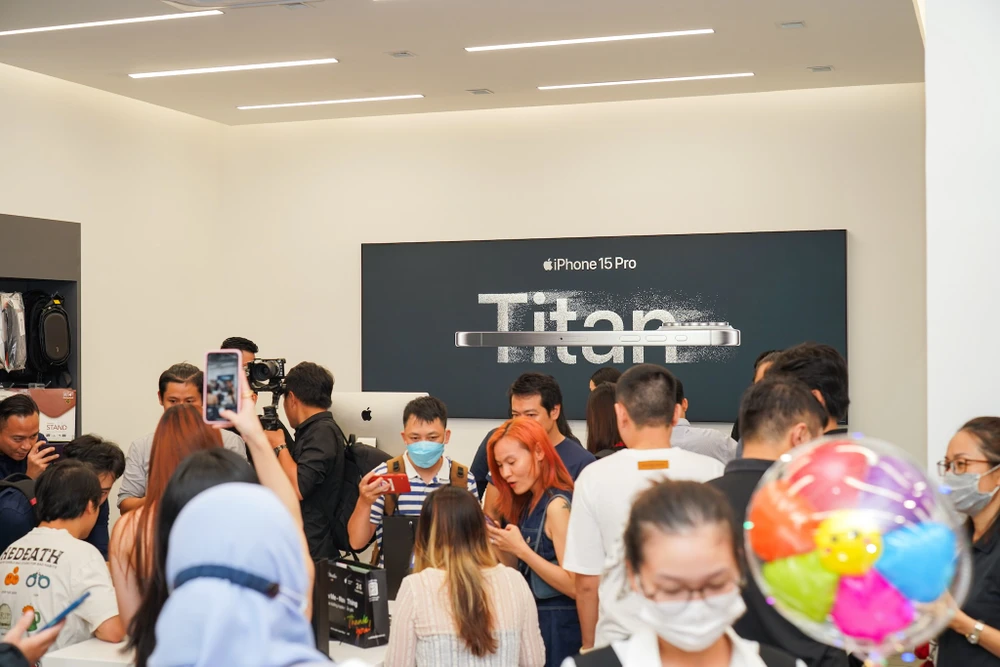 Nếu muốn tiết kiệm chi phí khi mua iPhone mới, bạn hãy chờ cho đến khi sản phẩm có mặt trên thị trường trong vài tuần hoặc vài tháng. Ảnh: TIỂU MINH Nếu muốn tiết kiệm chi phí khi mua iPhone mới, bạn hãy chờ cho đến khi sản phẩm có mặt trên thị trường trong vài tuần hoặc vài tháng. Ảnh: TIỂU MINH