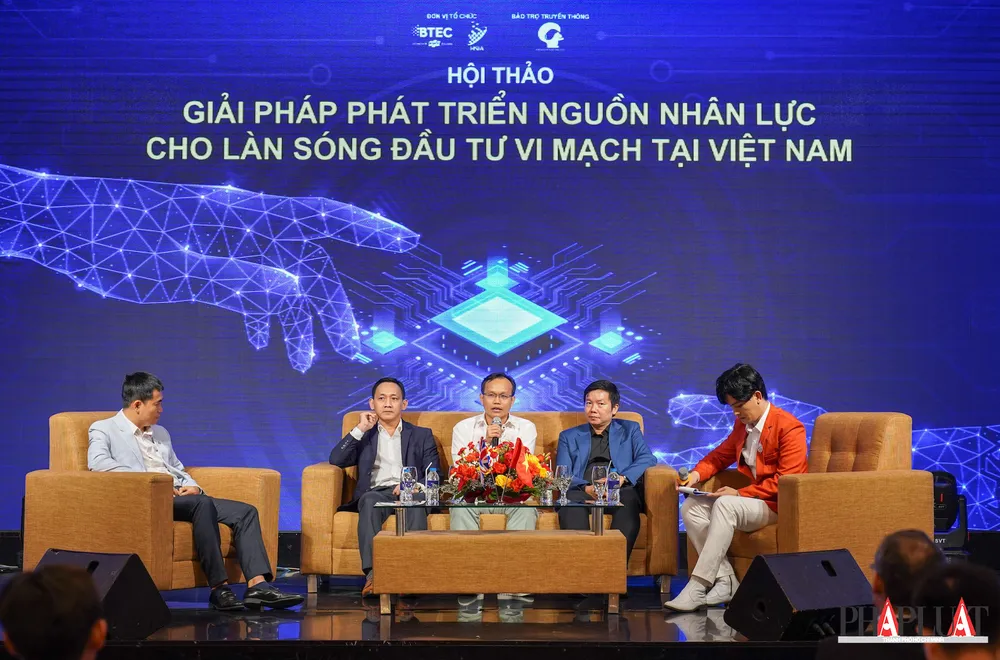 Cần phải triển khai nhiều giải pháp đồng thời để phát triển nguồn nhân lực vi mạch bán dẫn chất lượng cao. Ảnh: TIỂU MINH Cần phải triển khai nhiều giải pháp đồng thời để phát triển nguồn nhân lực vi mạch bán dẫn chất lượng cao. Ảnh: TIỂU MINH