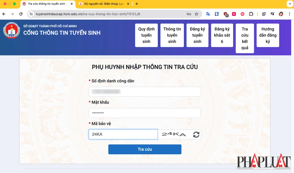 Phụ huynh nhập thông tin tra cứu. Ảnh: MINH HOÀNG Phụ huynh nhập thông tin tra cứu. Ảnh: MINH HOÀNG