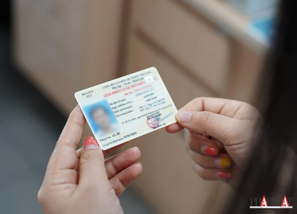 GPLX là một loại giấy tờ quan trọng cần có khi lưu thông trên đường. Ảnh: MINH HOÀNG GPLX là một loại giấy tờ quan trọng cần có khi lưu thông trên đường. Ảnh: MINH HOÀNG