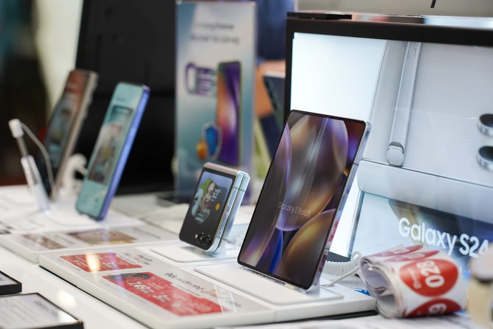 Tin công nghệ 7-6: Samsung sẽ mang các tính năng AI lên điện thoại màn hình gập. Ảnh: TIỂU MINH