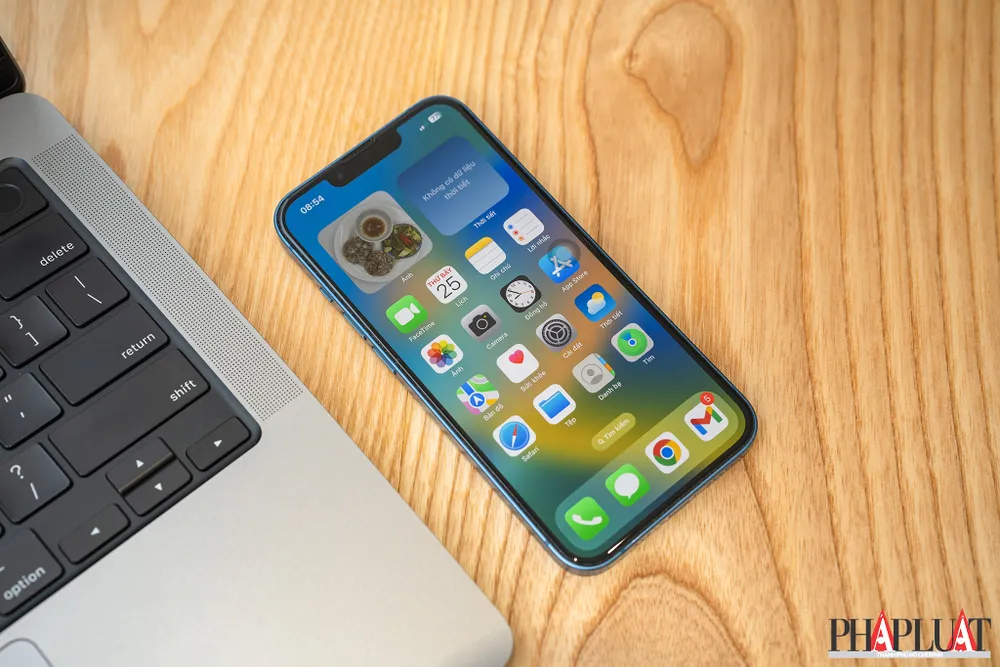 Giá sửa chữa điện thoại Samsung thường cao hơn so với iPhone. Ảnh: TIỂU MINH Giá sửa chữa điện thoại Samsung thường cao hơn so với iPhone. Ảnh: TIỂU MINH