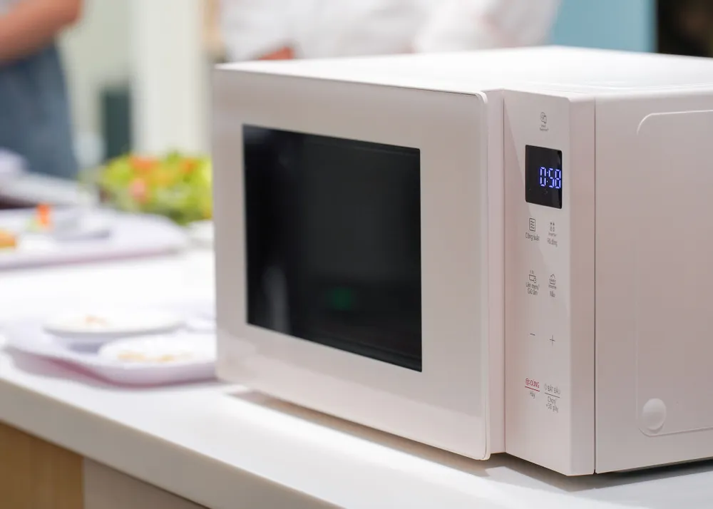 Ngoài việc hỗ trợ hâm nóng, lò vi sóng NeoChef còn giúp người dùng chế biến thức ăn. Ảnh: TIỂU MINH Ngoài việc hỗ trợ hâm nóng, lò vi sóng NeoChef còn giúp người dùng chế biến thức ăn. Ảnh: TIỂU MINH