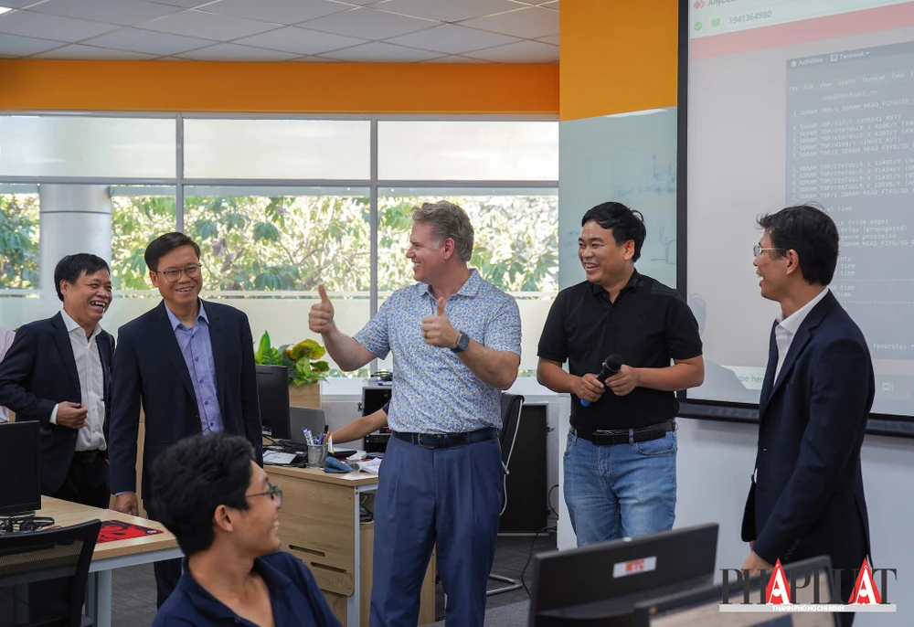 Các đại diện của Nvidia tham quan Trung tâm vi mạch bán dẫn tại khu công nghệ cao TP.HCM. Ảnh: TIỂU MINH