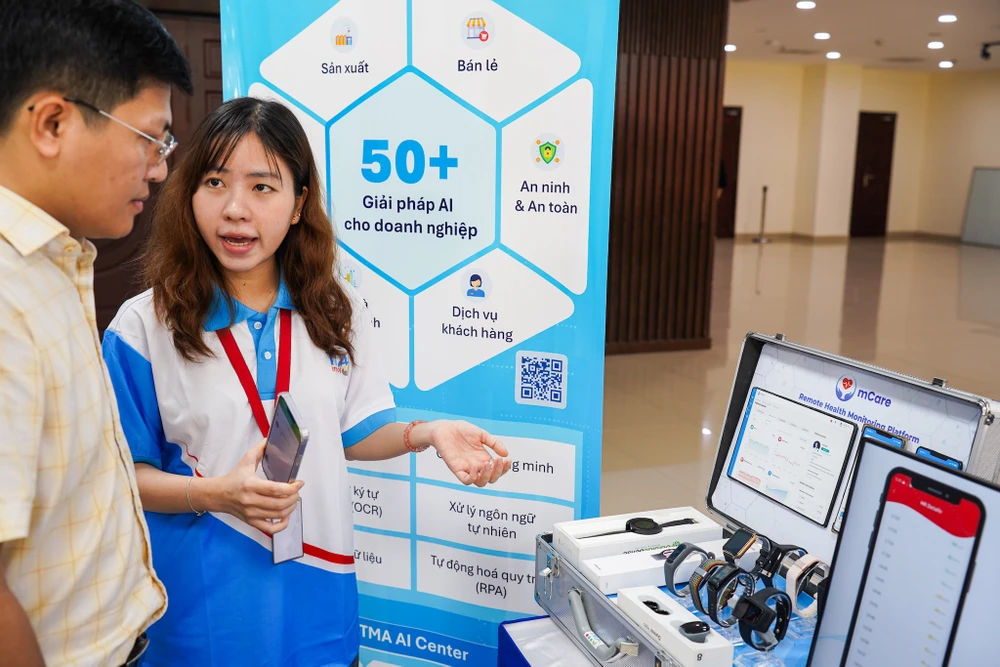 Khách hàng đang tham quan các gian hàng giới thiệu sản phẩm AI. Ảnh: TIỂU MINH giai-phap-ai-cho-doanh-nghiep-1.jpg