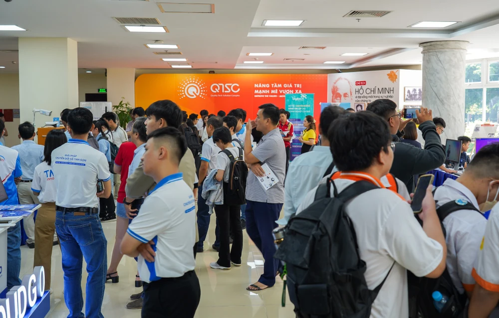 Các gian hàng trưng bày các sản phẩm, giải pháp AI cho doanh nghiệp. Ảnh: TIỂU MINH Các gian hàng trưng bày các sản phẩm, giải pháp AI cho doanh nghiệp. Ảnh: TIỂU MINH