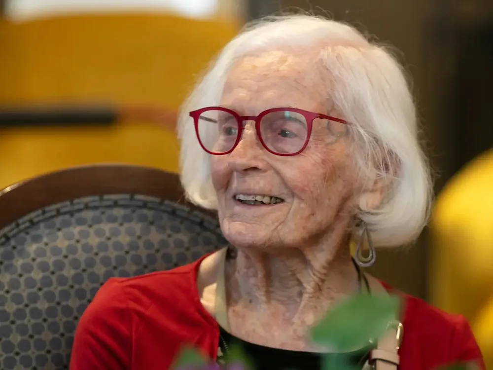 Janet Gibbs đang tận hưởng buổi tiệc trà của Centenarian Club. Ảnh: Bolton Clarke Janet Gibbs đang tận hưởng buổi tiệc trà của Centenarian Club. Ảnh: Bolton Clarke