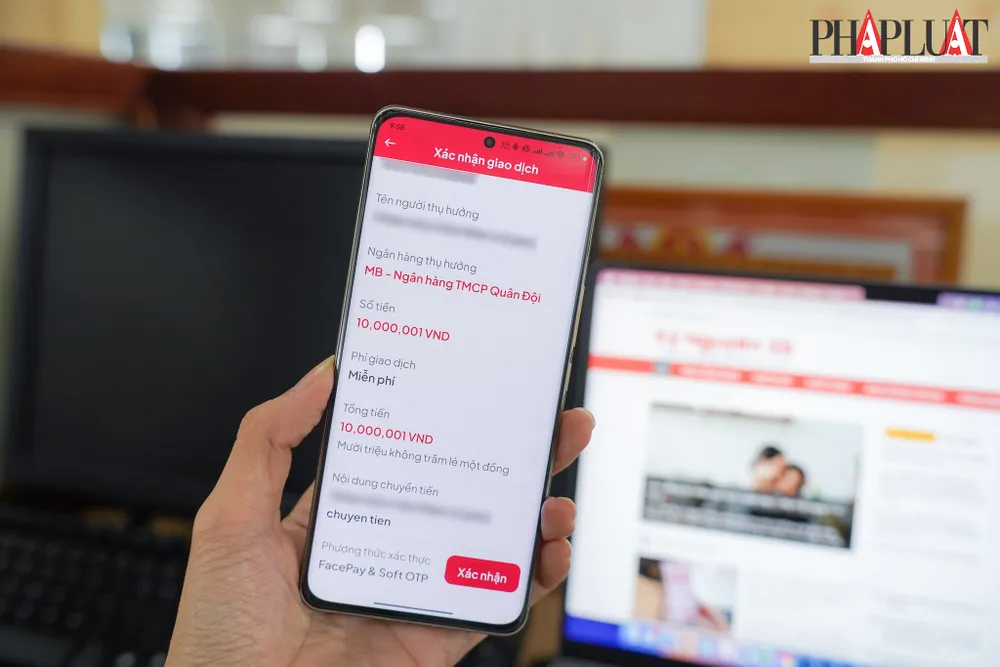 Chuyển khoản trên 10 triệu đồng phải xác thực sinh trắc học (khuôn mặt) và mã OTP. Ảnh: MINH HOÀNG Chuyển khoản trên 10 triệu đồng phải xác thực sinh trắc học (khuôn mặt) và mã OTP. Ảnh: MINH HOÀNG