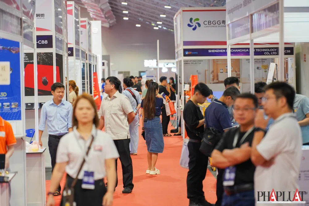 Khách tham quan, trải nghiệm các giải pháp công nghệ tại iTech Expo 2024. Ảnh: TIỂU MINH