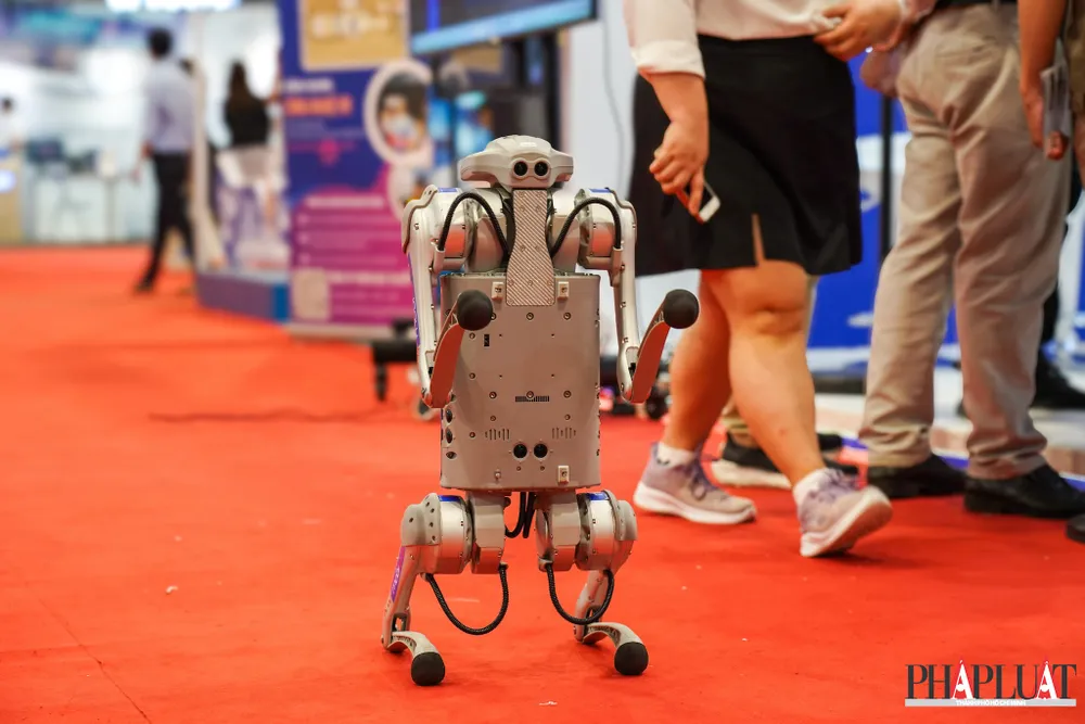 Người dùng hào hứng với các động tác cúi chào của chú chó robot. Ảnh: TIỂU MINH