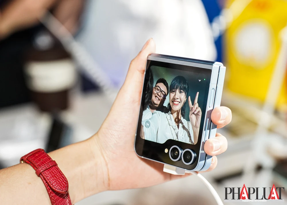Màn hình ngoài trên Galaxy Z Flip6. Ảnh: TIỂU MINH FlexWindow trên Galaxy Z Flip6. Ảnh: TIỂU MINH