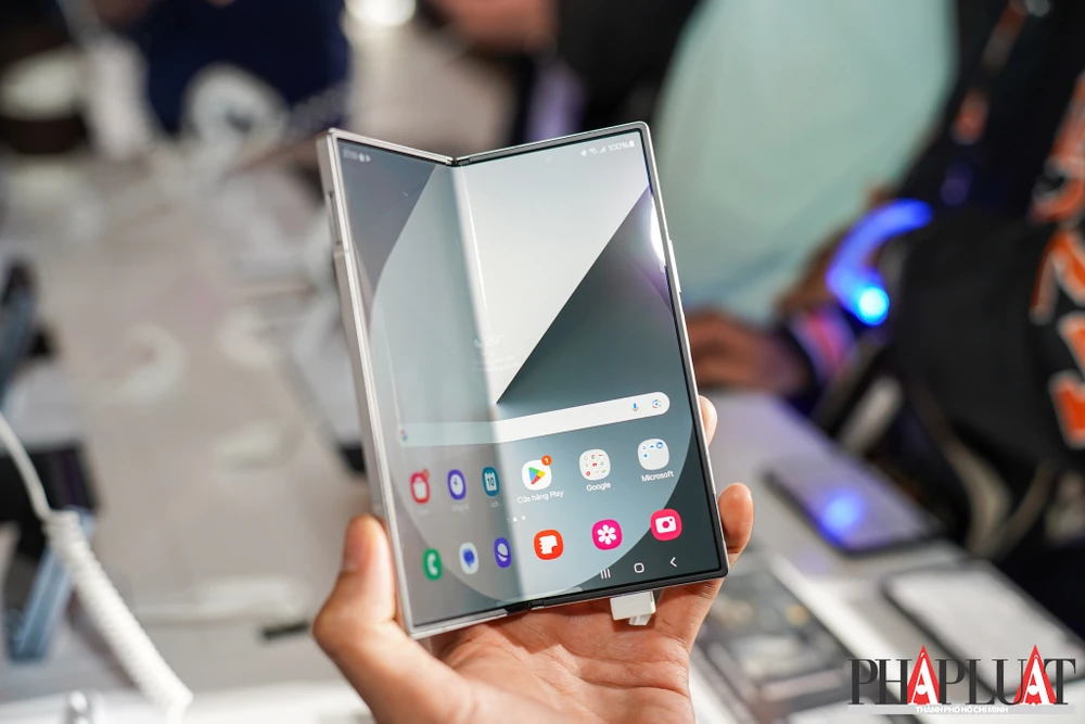 Nếp gấp trên Galaxy Z Fold6 mờ hơn các phiên bản tiền nhiệm. Ảnh: TIỂU MINH Nếp gấp trên Galaxy Z Fold6 mờ hơn các phiên bản tiền nhiệm. Ảnh: TIỂU MINH
