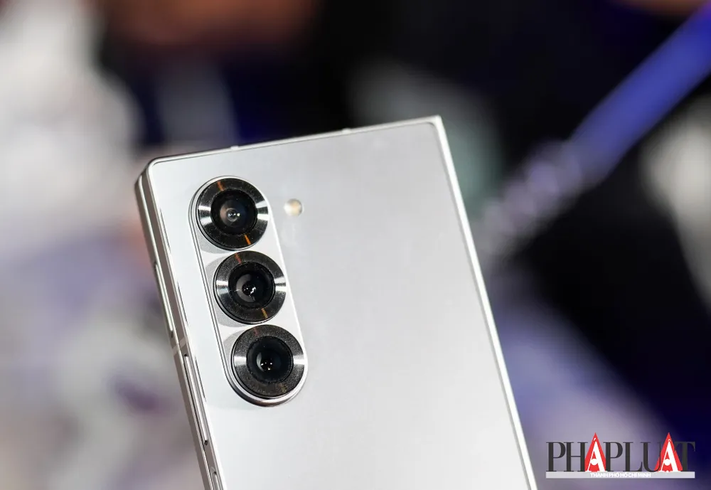 Camera chính trên Galaxy Z Fold6. Ảnh: TIỂU MINH Camera chính trên Galaxy Z Fold6. Ảnh: TIỂU MINH