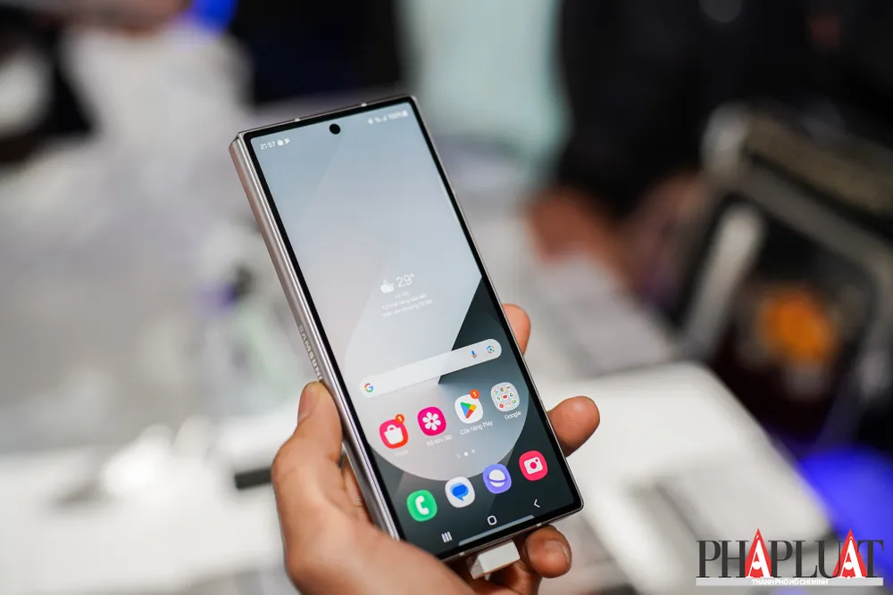 Mặt trước của Samsung Galaxy Z Fold6. Ảnh: TIỂU MINH Mặt trước của Samsung Galaxy Z Fold6. Ảnh: TIỂU MINH