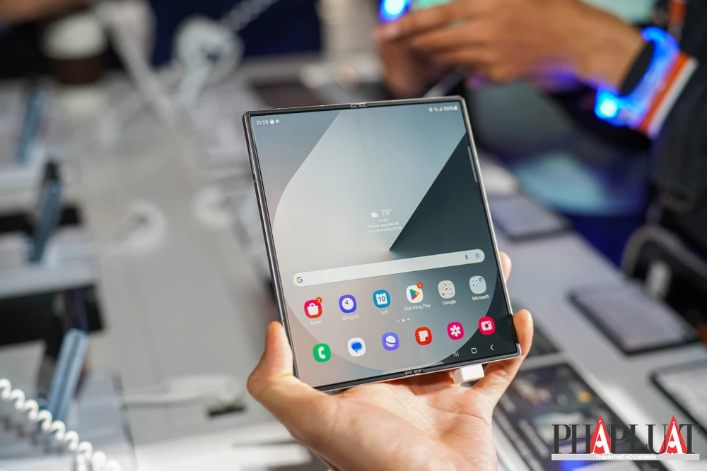 Samsung Galaxy Z Fold6 có viền mỏng hơn, đường gấp mờ hơn. Ảnh: TIỂU MINH Samsung Galaxy Z Fold6 có viền mỏng hơn, đường gấp mờ hơn. Ảnh: TIỂU MINH
