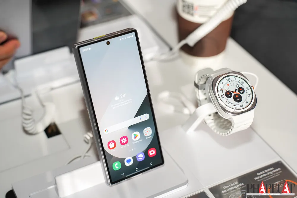 Samsung Galaxy Z Fold6 là một trong những mẫu điện thoại được cập nhật One UI đến 7 năm. Ảnh: TIỂU MINH Samsung Galaxy Z Fold6 là một trong những mẫu điện thoại được cập nhật One UI đến 7 năm. Ảnh: TIỂU MINH