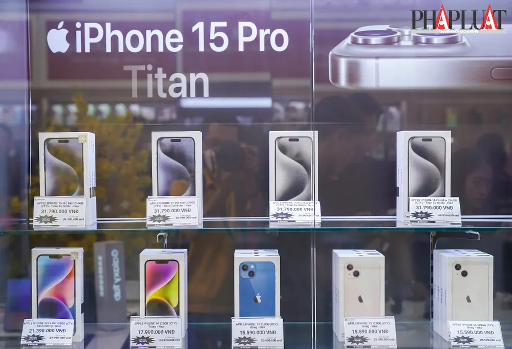 Đây là thời điểm tệ nhất để mua iPhone mới. Ảnh: TIỂU MINH Đây là thời điểm tệ nhất để mua iPhone mới. Ảnh: TIỂU MINH