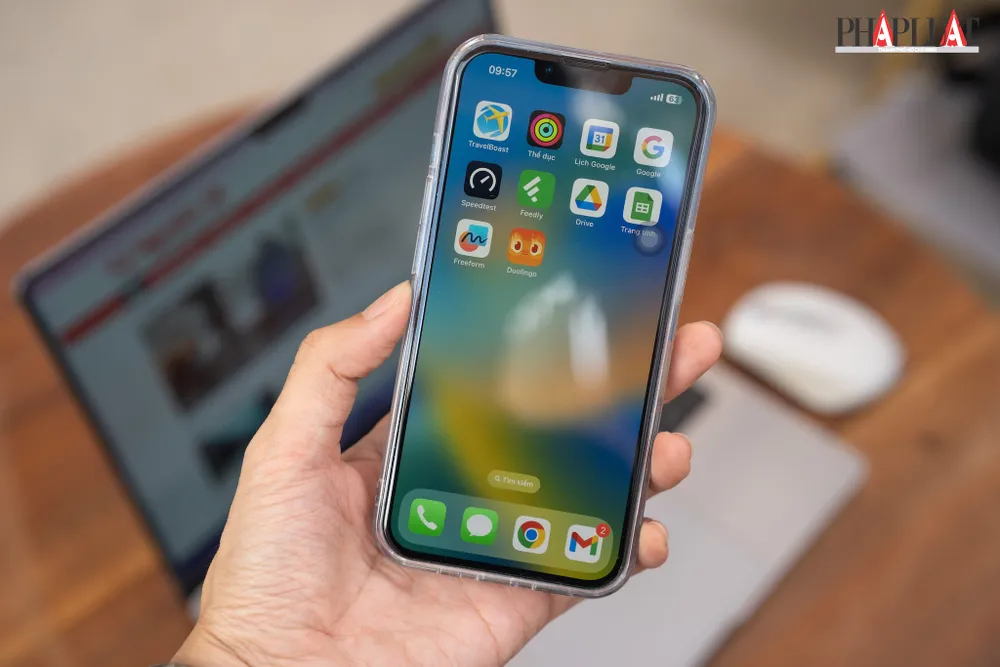 Mặc dù đã giảm giá nhưng giá iPhone vẫn còn khá cao. Ảnh: TIỂU MINH Mặc dù đã giảm giá nhưng giá iPhone vẫn còn khá cao. Ảnh: TIỂU MINH