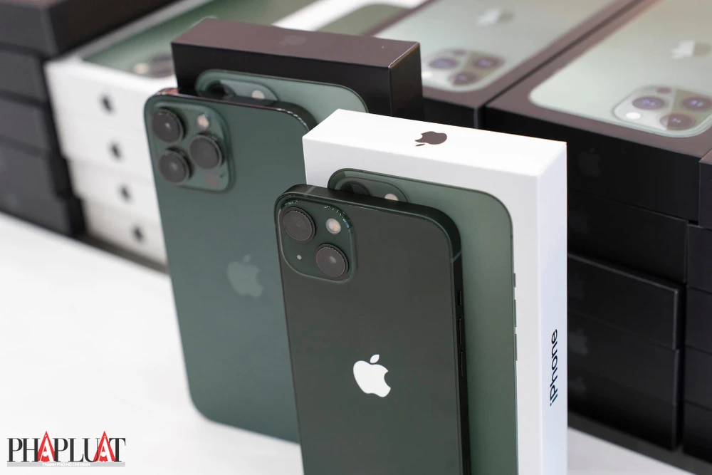 Apple giảm giá iPhone tại nhiều nơi để kích thích nhu cầu mua sắm của người tiêu dùng. Ảnh: TIỂU MINH Apple giảm giá iPhone tại nhiều nơi để kích thích nhu cầu mua sắm của người tiêu dùng. Ảnh: TIỂU MINH
