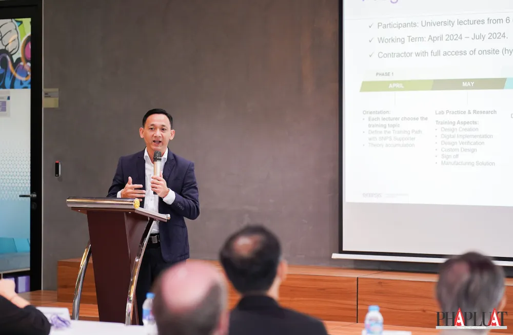 Ông Nguyễn Phúc Vinh, Giám đốc kỹ thuật Synopsys Việt Nam chia sẻ. Ảnh: MINH HOÀNG Ông Nguyễn Phúc Vinh, Giám đốc kỹ thuật Synopsys Việt Nam chia sẻ. Ảnh: MINH HOÀNG