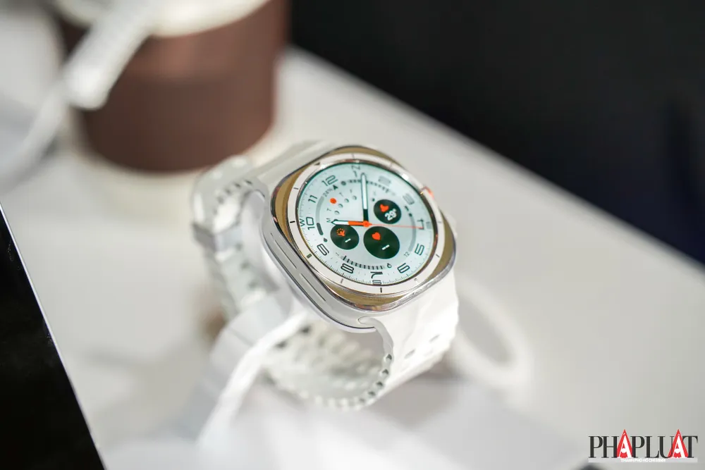 Tin công nghệ 13-8: Mẫu đồng hồ thông minh siêu bền bỉ của Samsung. Ảnh: TIỂU MINH Tin công nghệ 13-8: Mẫu đồng hồ thông minh siêu bền bỉ của Samsung. Ảnh: TIỂU MINH