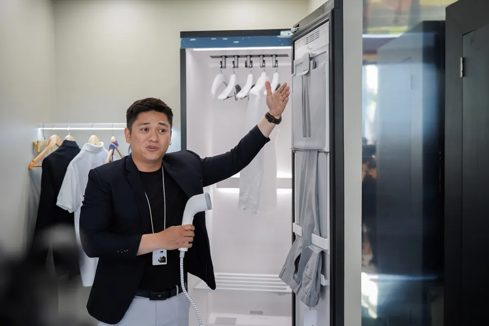 Tủ quần áo ngày càng được tích hợp nhiều công nghệ thông minh. Ảnh: TIỂU MINH Tủ quần áo ngày càng được tích hợp nhiều công nghệ thông minh. Ảnh: TIỂU MINH
