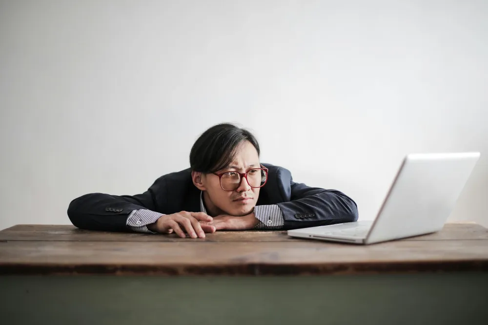 Nhiều người thường gặp tình trạng uể oải vào đầu giờ chiều. Ảnh: Pexels Nhiều người thường gặp tình trạng uể oải vào đầu giờ chiều. Ảnh: Pexels