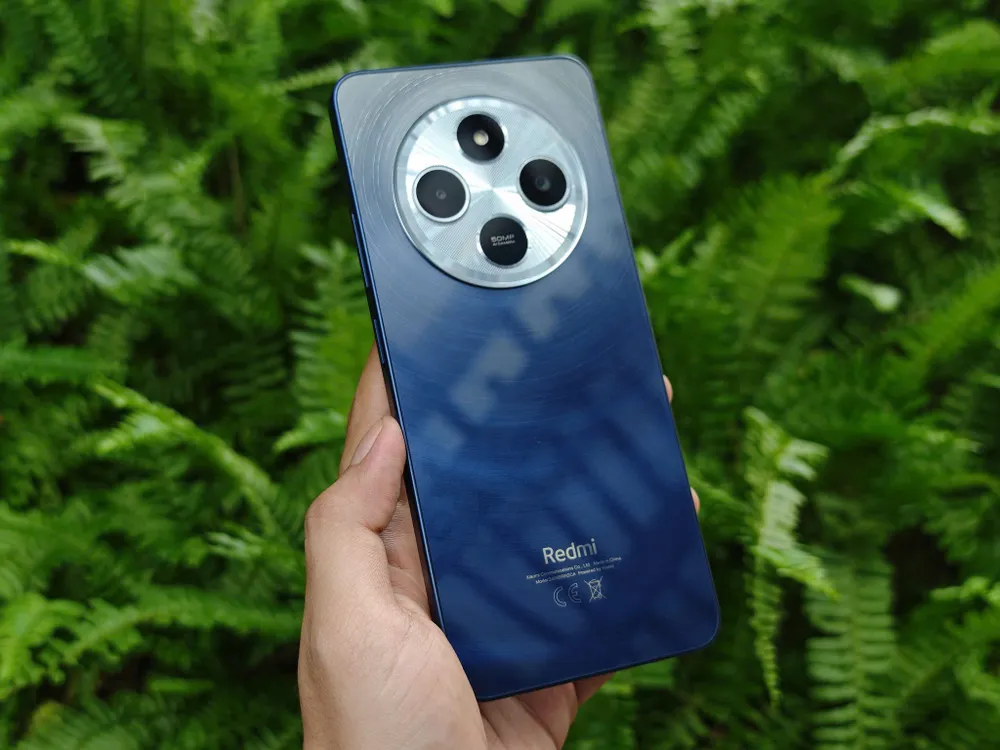 Điện thoại 4G giá rẻ Redmi 14C nổi bật với cụm camera tròn lớn ở mặt sau.